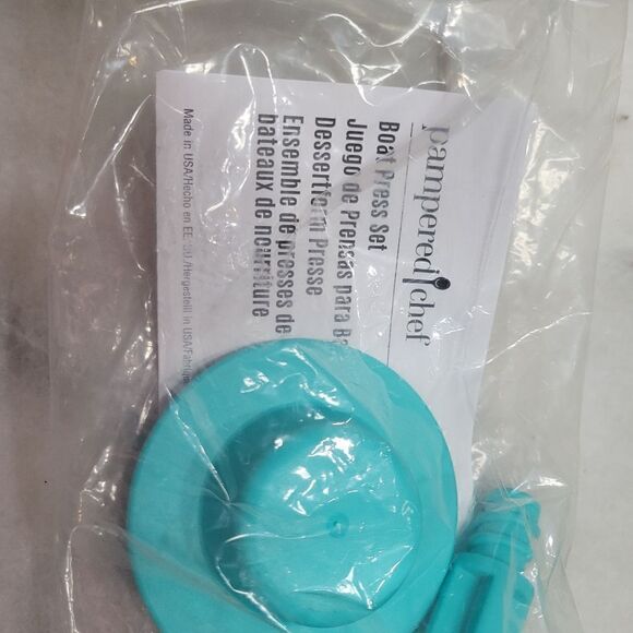 Pampered Chef Aqua Blue Boat Press Set New In Package - Picture 2 of 3